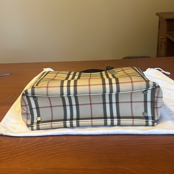 Burberry purse square open bucket-style w/ black pleather straps - Picture 2 of 9